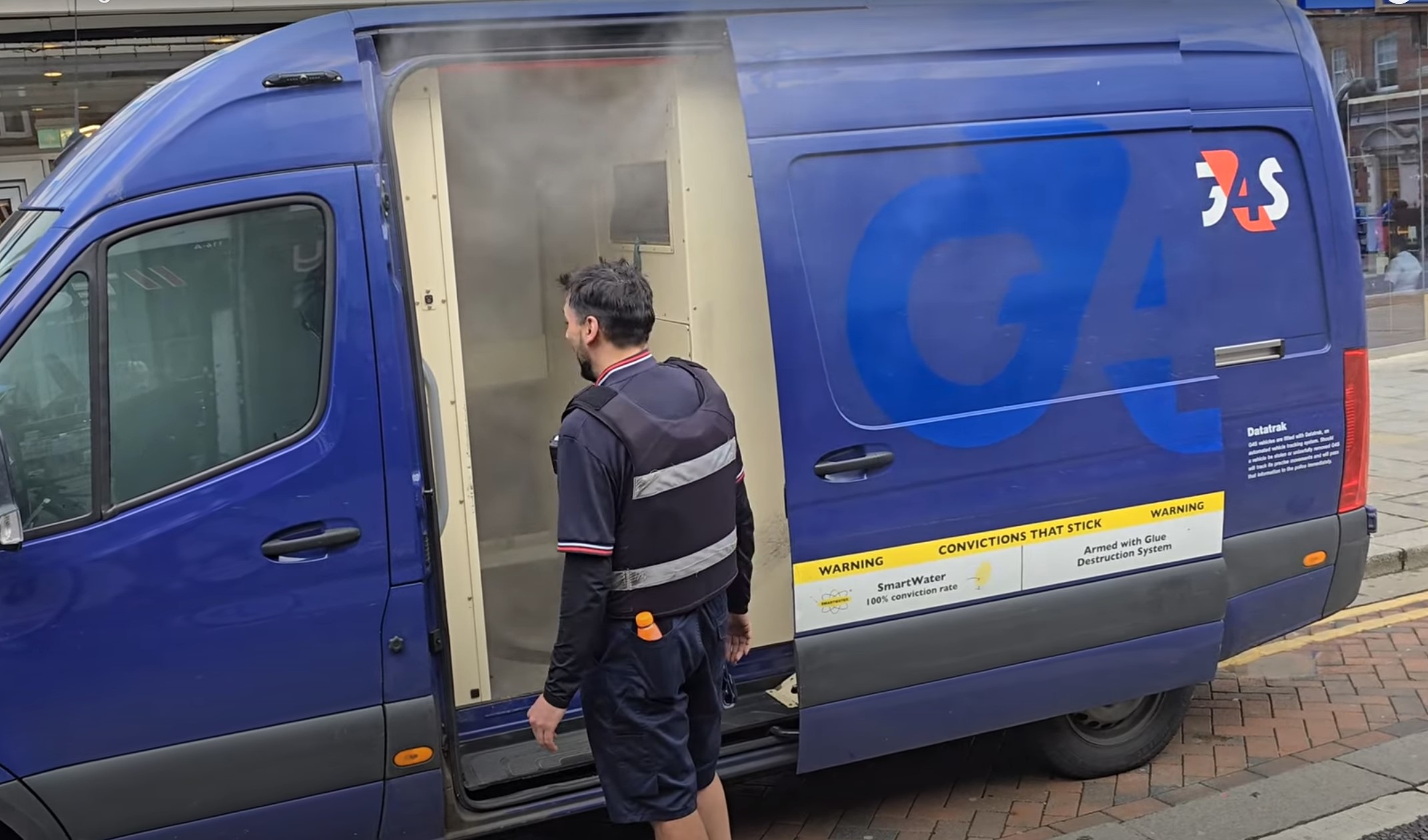 The moment G4S van gets Smoked out in Watford town centre